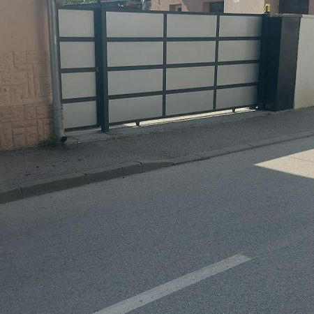 Apartman Espresso Sa Parkingom Sremska Mitrovica Exteriér fotografie
