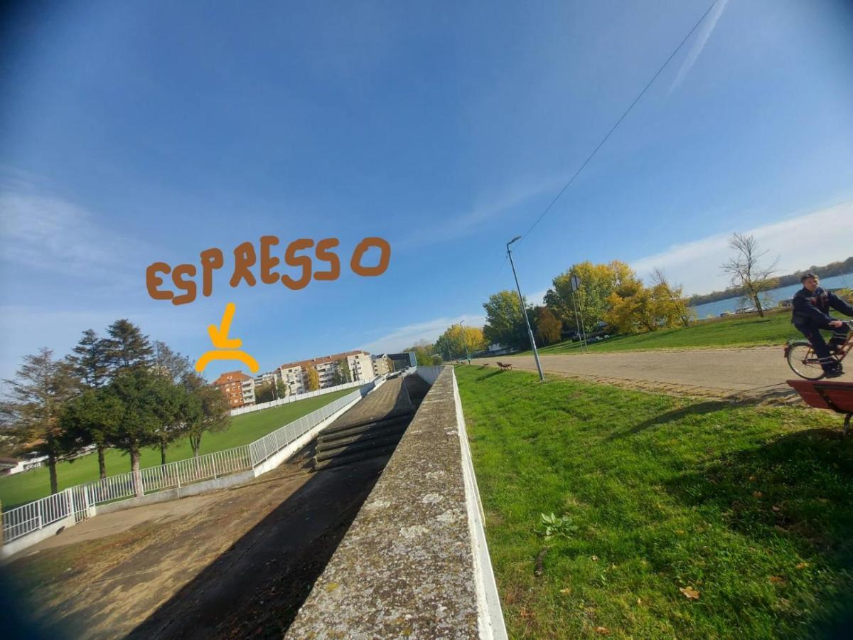 Apartman Espresso Sa Parkingom Sremska Mitrovica Exteriér fotografie